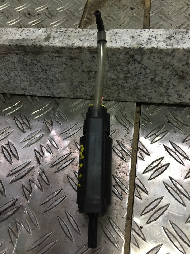 Gebrauchter Scheibenwaschmotor MAN TGM 15.280, Artikel - Nr.: 81.26485-6033 - Parabrisas para Camión: foto 2 Gebrauchter Scheibenwaschmotor MAN TGM 15.280, Artikel - Nr.: 81.26485-6033 - Parabrisas para Camión: foto 2