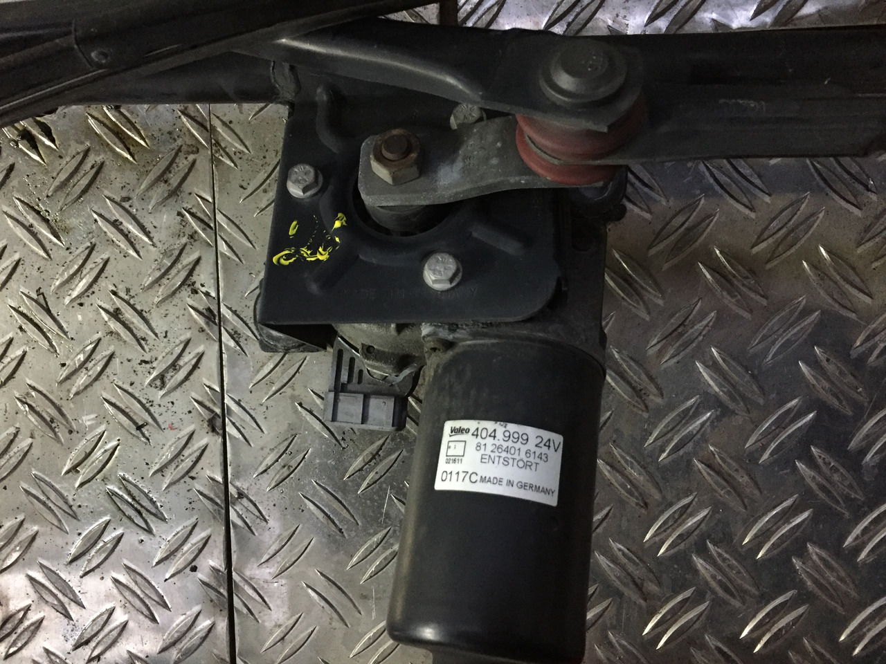 Gebrauchter Scheibenwischer MAN TGA 26.440 XXL mit Wischmotor Artikel - Nr.: 81.26411-6119 - Limpiaparabrisas para Camión: foto 3 Gebrauchter Scheibenwischer MAN TGA 26.440 XXL mit Wischmotor Artikel - Nr.: 81.26411-6119 - Limpiaparabrisas para Camión: foto 3