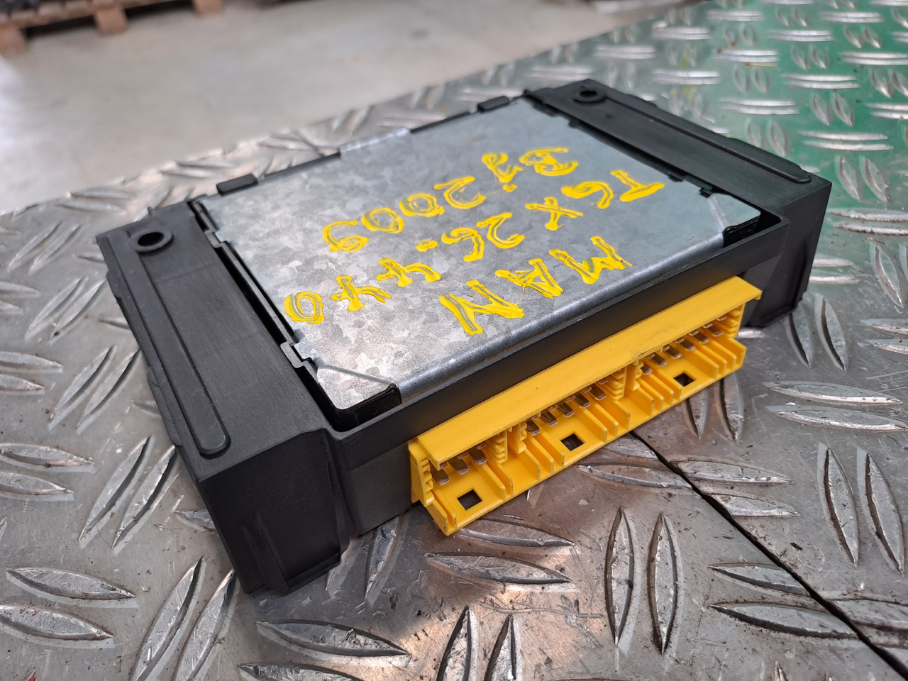 Gebrauchtes MAN TGX 26.440 Steuergerät Luftfederung ECAS 6x2, Artikel - Nr. : 81.25811 – 7020 - Unidad de control para Camión: foto 3 Gebrauchtes MAN TGX 26.440 Steuergerät Luftfederung ECAS 6x2, Artikel - Nr. : 81.25811 – 7020 - Unidad de control para Camión: foto 3