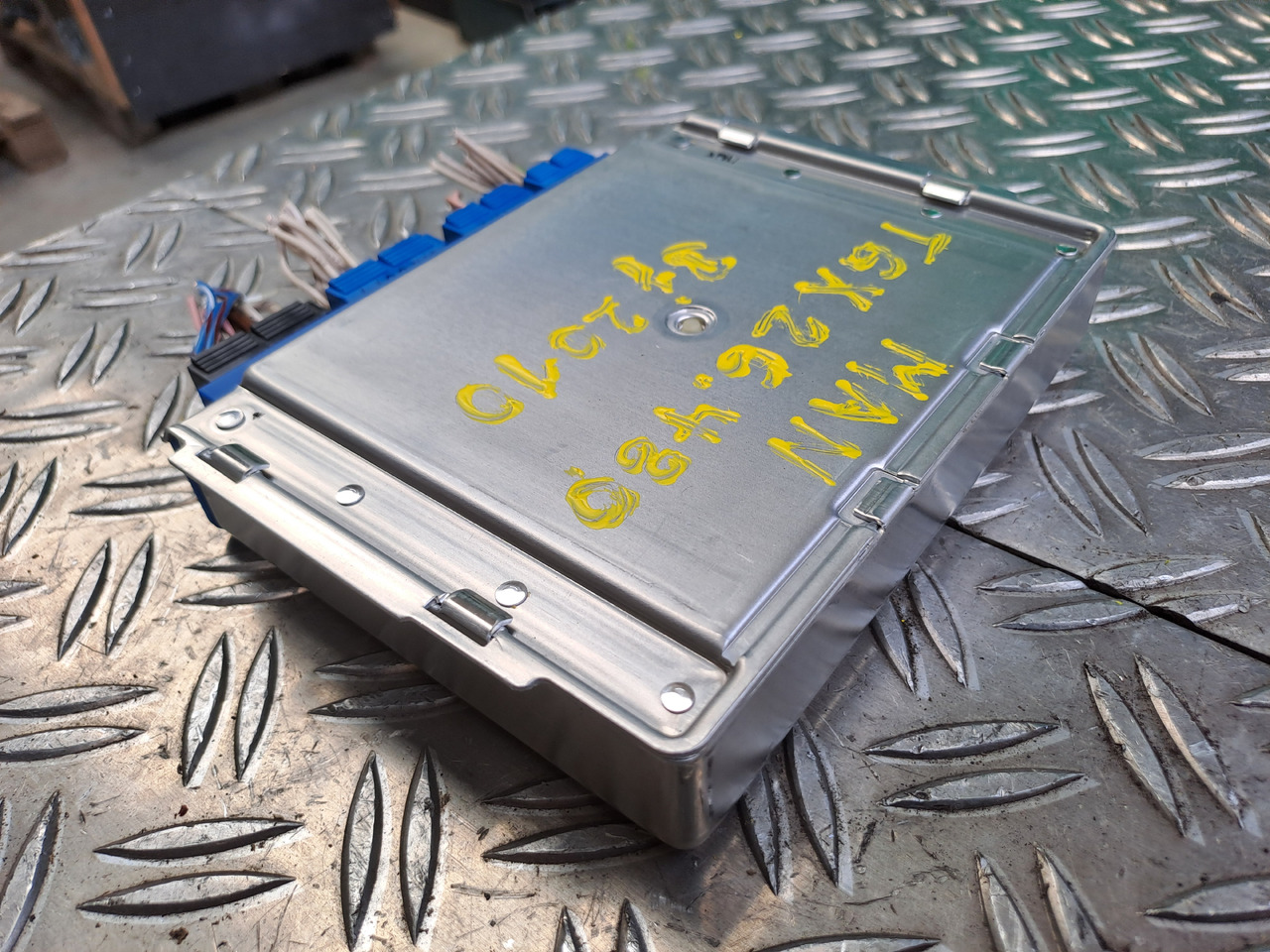 Gebrauchtes MAN TGX 26.480 Steuergerät EBS 5, elektr. Bremssystem , Artikel - Nr.: 81.25808 - 7053 - Unidad de control para Camión: foto 3 Gebrauchtes MAN TGX 26.480 Steuergerät EBS 5, elektr. Bremssystem , Artikel - Nr.: 81.25808 - 7053 - Unidad de control para Camión: foto 3