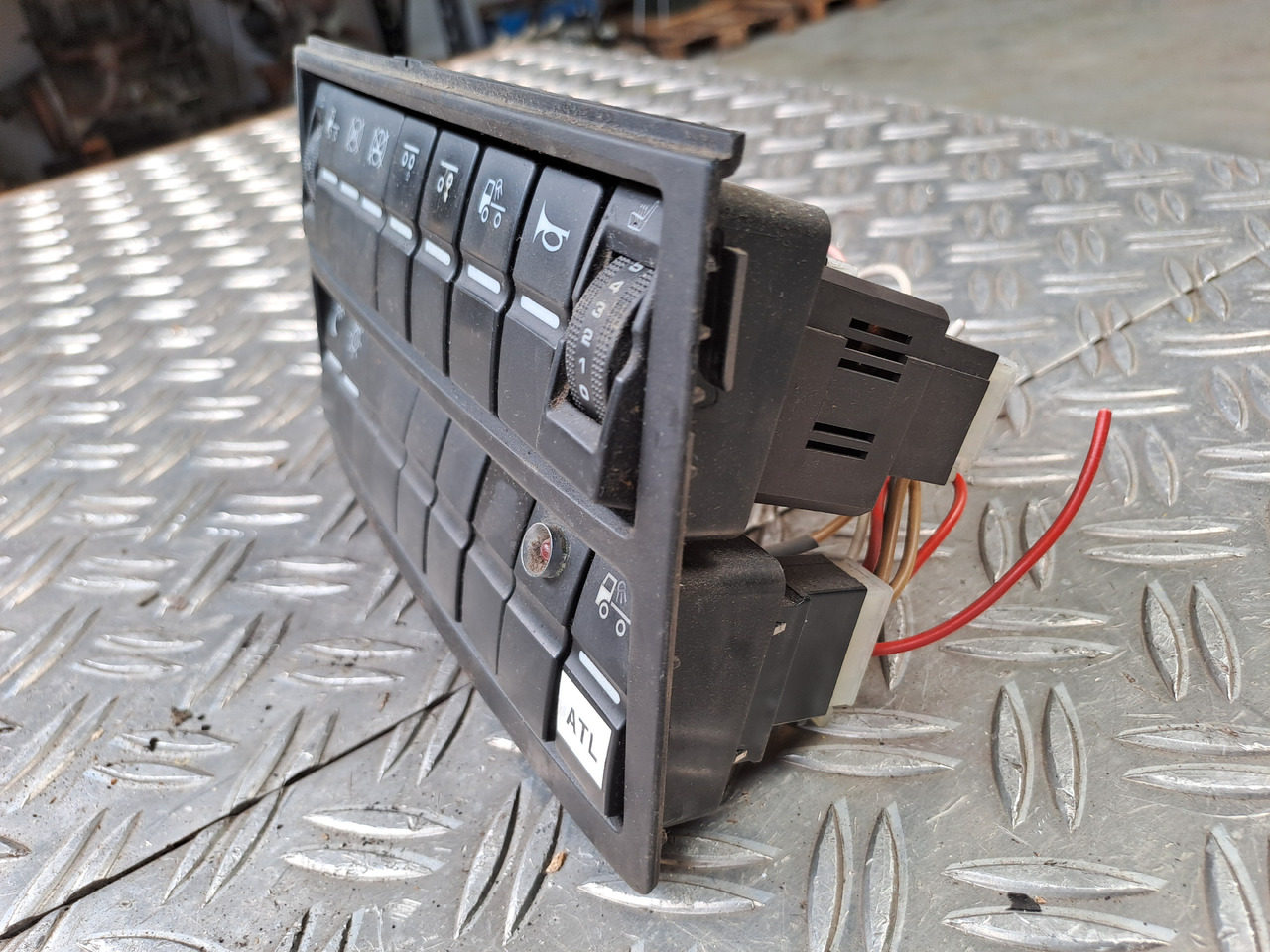 Gebrauchtes MAN TGX 26.480 Steuergerät ECAS Luftfederung , Artikel - Nr. : 81.25525 - 0211 - Unidad de control para Camión: foto 1 Gebrauchtes MAN TGX 26.480 Steuergerät ECAS Luftfederung , Artikel - Nr. : 81.25525 - 0211 - Unidad de control para Camión: foto 1