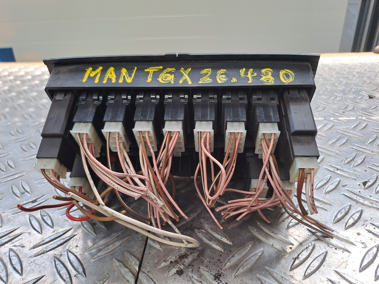 Gebrauchtes MAN TGX 26.480 Steuergerät ECAS Luftfederung , Artikel - Nr. : 81.25525 - 0211 - Unidad de control para Camión: foto 5 Gebrauchtes MAN TGX 26.480 Steuergerät ECAS Luftfederung , Artikel - Nr. : 81.25525 - 0211 - Unidad de control para Camión: foto 5