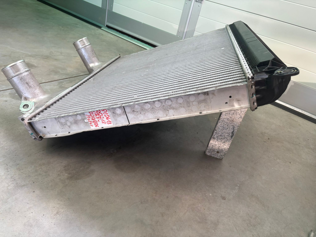 Neuwertiger MAN TGX Ladeluftkühler für D 20 / D 26, Artikel - Nr. : 81.06130 - 0218 - Intercooler para Camión: foto 4 Neuwertiger MAN TGX Ladeluftkühler für D 20 / D 26, Artikel - Nr. : 81.06130 - 0218 - Intercooler para Camión: foto 4