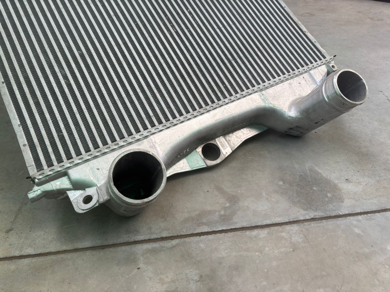 Neuwertiger MAN TGX Ladeluftkühler für D 20 / D 26, Artikel - Nr. : 81.06130 - 0218 - Intercooler para Camión: foto 1 Neuwertiger MAN TGX Ladeluftkühler für D 20 / D 26, Artikel - Nr. : 81.06130 - 0218 - Intercooler para Camión: foto 1