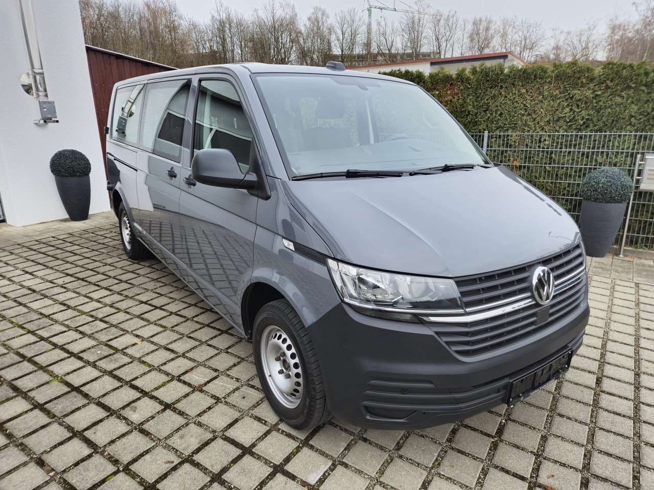 VOLKSWAGEN T6.1 Transporter Kombi LR/Navi/AppCon./6-Sitzer - Furgoneta de pasajeros: foto 2 VOLKSWAGEN T6.1 Transporter Kombi LR/Navi/AppCon./6-Sitzer - Furgoneta de pasajeros: foto 2