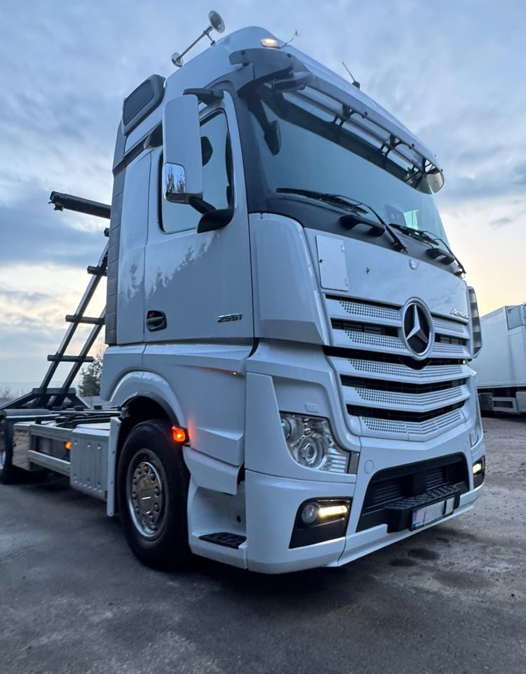 Mercedes-Benz ACTROS / 2553 / ACC / E 6 / MP 5 /TIPPER, BDF ,WYWROT / RETARDER/ GIGA SPACE/Niski Przebieg 366 Tys Km! ASO - Camión caja cerrada: foto 2 Mercedes-Benz ACTROS / 2553 / ACC / E 6 / MP 5 /TIPPER, BDF ,WYWROT / RETARDER/ GIGA SPACE/Niski Przebieg 366 Tys Km! ASO - Camión caja cerrada: foto 2