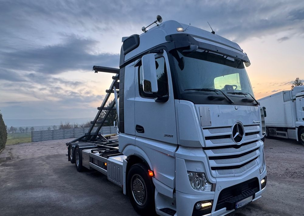 Mercedes-Benz ACTROS / 2553 / ACC / E 6 / MP 5 /TIPPER, BDF ,WYWROT / RETARDER/ GIGA SPACE/Niski Przebieg 366 Tys Km! ASO - Camión caja cerrada: foto 4 Mercedes-Benz ACTROS / 2553 / ACC / E 6 / MP 5 /TIPPER, BDF ,WYWROT / RETARDER/ GIGA SPACE/Niski Przebieg 366 Tys Km! ASO - Camión caja cerrada: foto 4