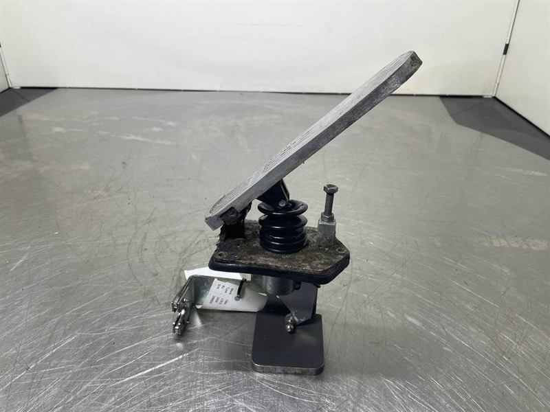 O & K L25.5 - Gas pedal/Fusspedal/Gaspedaal - Cabina e interior para Maquinaria de construcción: foto 3 O & K L25.5 - Gas pedal/Fusspedal/Gaspedaal - Cabina e interior para Maquinaria de construcción: foto 3