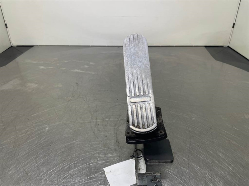 O & K L25.5 - Gas pedal/Fusspedal/Gaspedaal - Cabina e interior para Maquinaria de construcción: foto 4 O & K L25.5 - Gas pedal/Fusspedal/Gaspedaal - Cabina e interior para Maquinaria de construcción: foto 4