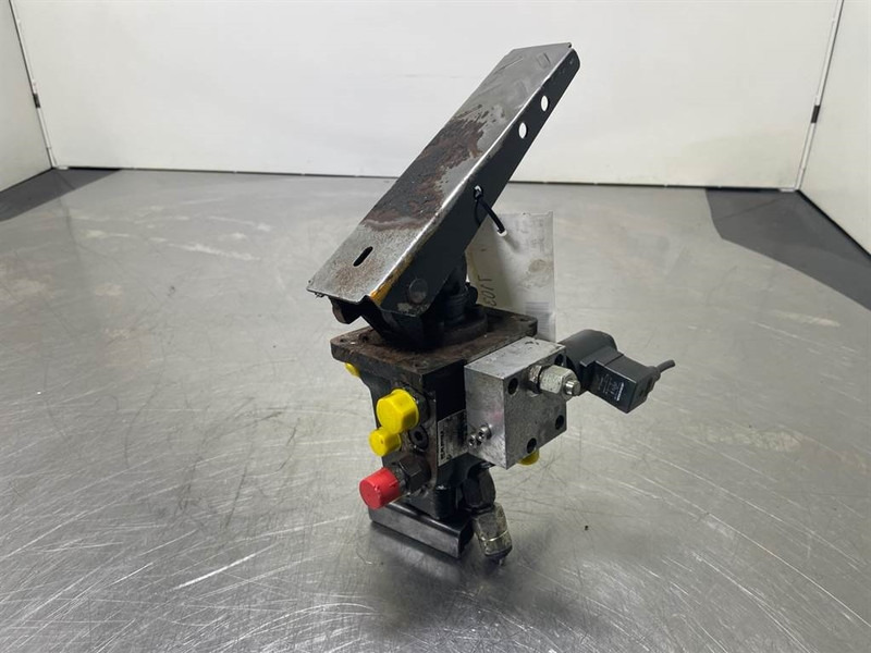 O & K L25.5-Safim 191826/FP3-Brake pedal/Bremspedal - Cabina e interior para Maquinaria de construcción: foto 3 O & K L25.5-Safim 191826/FP3-Brake pedal/Bremspedal - Cabina e interior para Maquinaria de construcción: foto 3