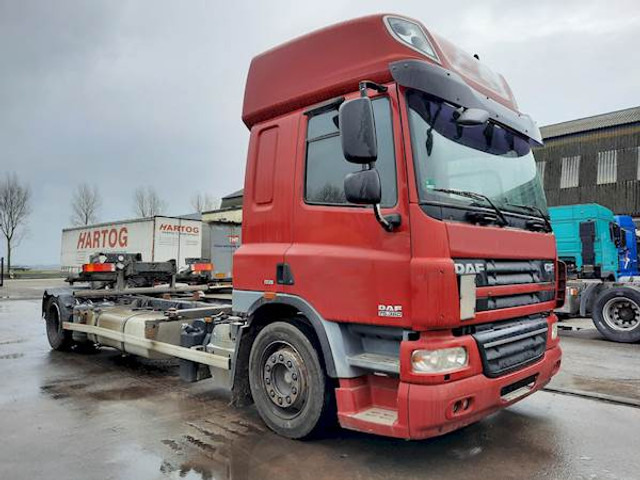 DAF CF75.360 MANUAL GEARBOX - Camión portacontenedore/ Intercambiable: foto 2 DAF CF75.360 MANUAL GEARBOX - Camión portacontenedore/ Intercambiable: foto 2