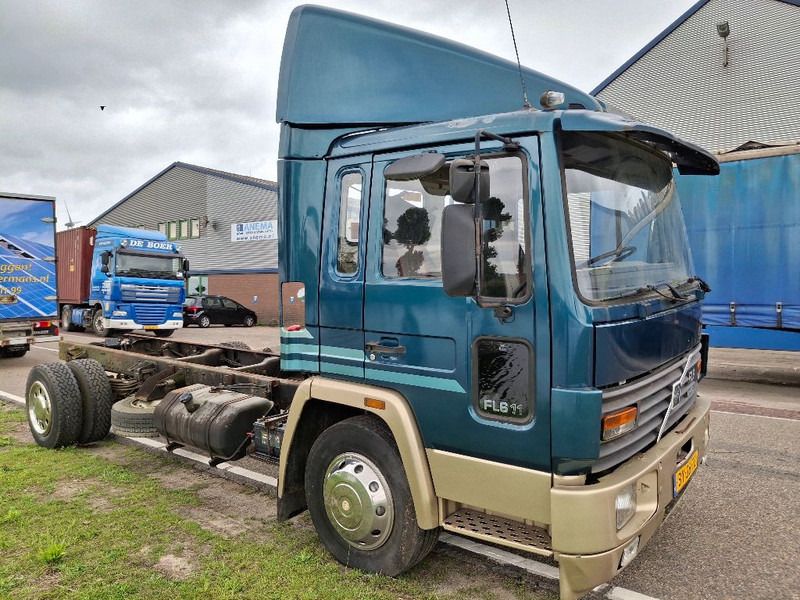 Camión chasis Volvo FL611: foto 8
