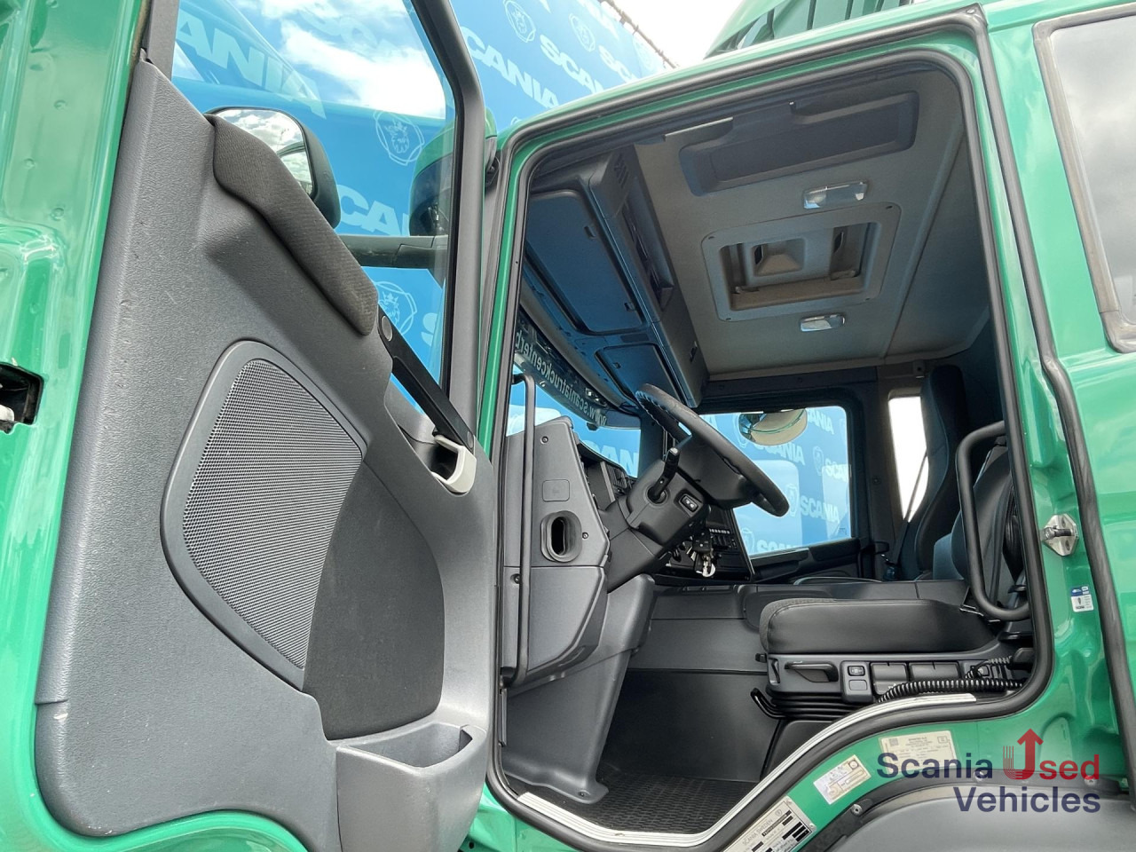 SCANIA P 320 DB6x2*4MNB RETARDER FULL AIR 8T TAIL LIFT AC - Camión caja cerrada: foto 4 SCANIA P 320 DB6x2*4MNB RETARDER FULL AIR 8T TAIL LIFT AC - Camión caja cerrada: foto 4