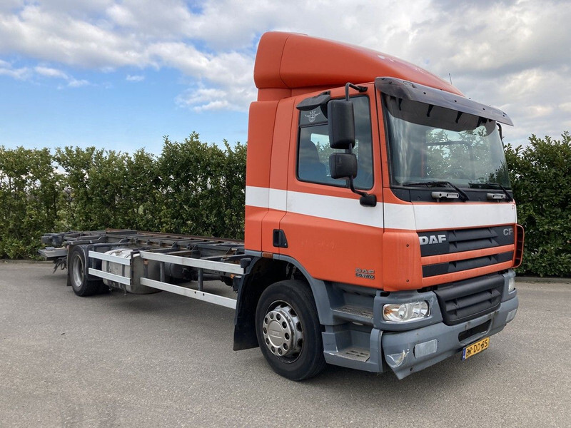 DAF FA CF65.180 Euro3 Manual / Laadklep - Camión chasis: foto 1 DAF FA CF65.180 Euro3 Manual / Laadklep - Camión chasis: foto 1