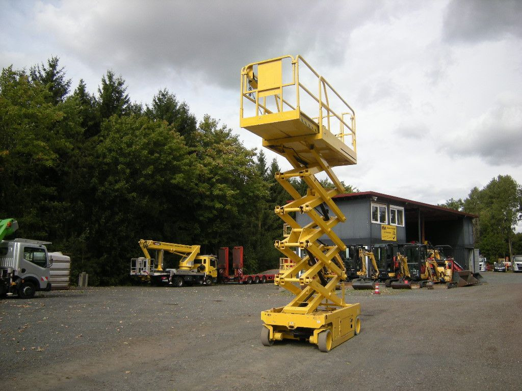 Genie GS 3246 Scherenarbeitsbühne 11,9 m - Camión con plataforma elevadora: foto 4 Genie GS 3246 Scherenarbeitsbühne 11,9 m - Camión con plataforma elevadora: foto 4