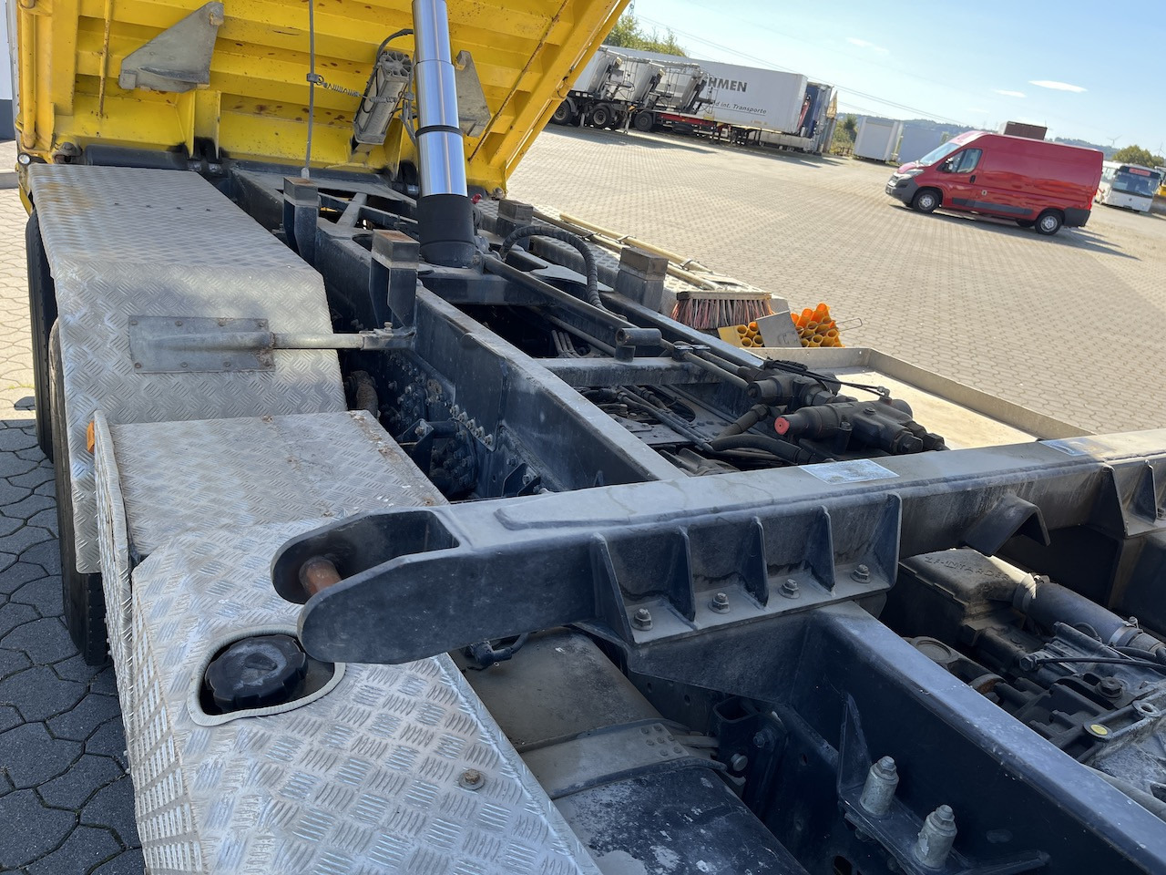 MAN TGS 28.480 6x4 4x4 Dreiseitenkipper Liftachse - Camión volquete: foto 3 MAN TGS 28.480 6x4 4x4 Dreiseitenkipper Liftachse - Camión volquete: foto 3