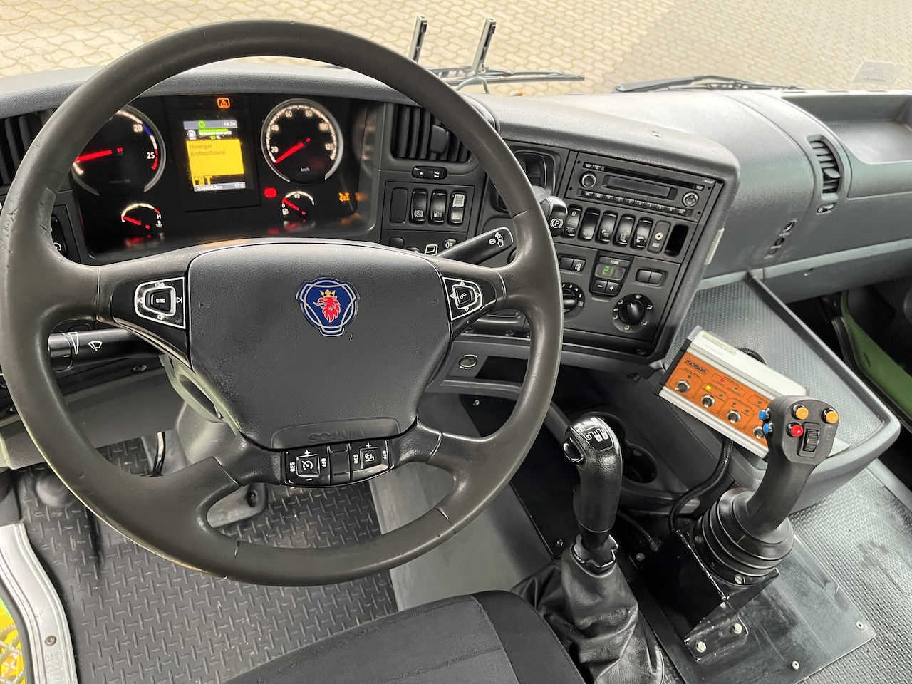 Scania G 450 8x4  Trösch Abrollkipper - Camión multibasculante: foto 2 Scania G 450 8x4  Trösch Abrollkipper - Camión multibasculante: foto 2