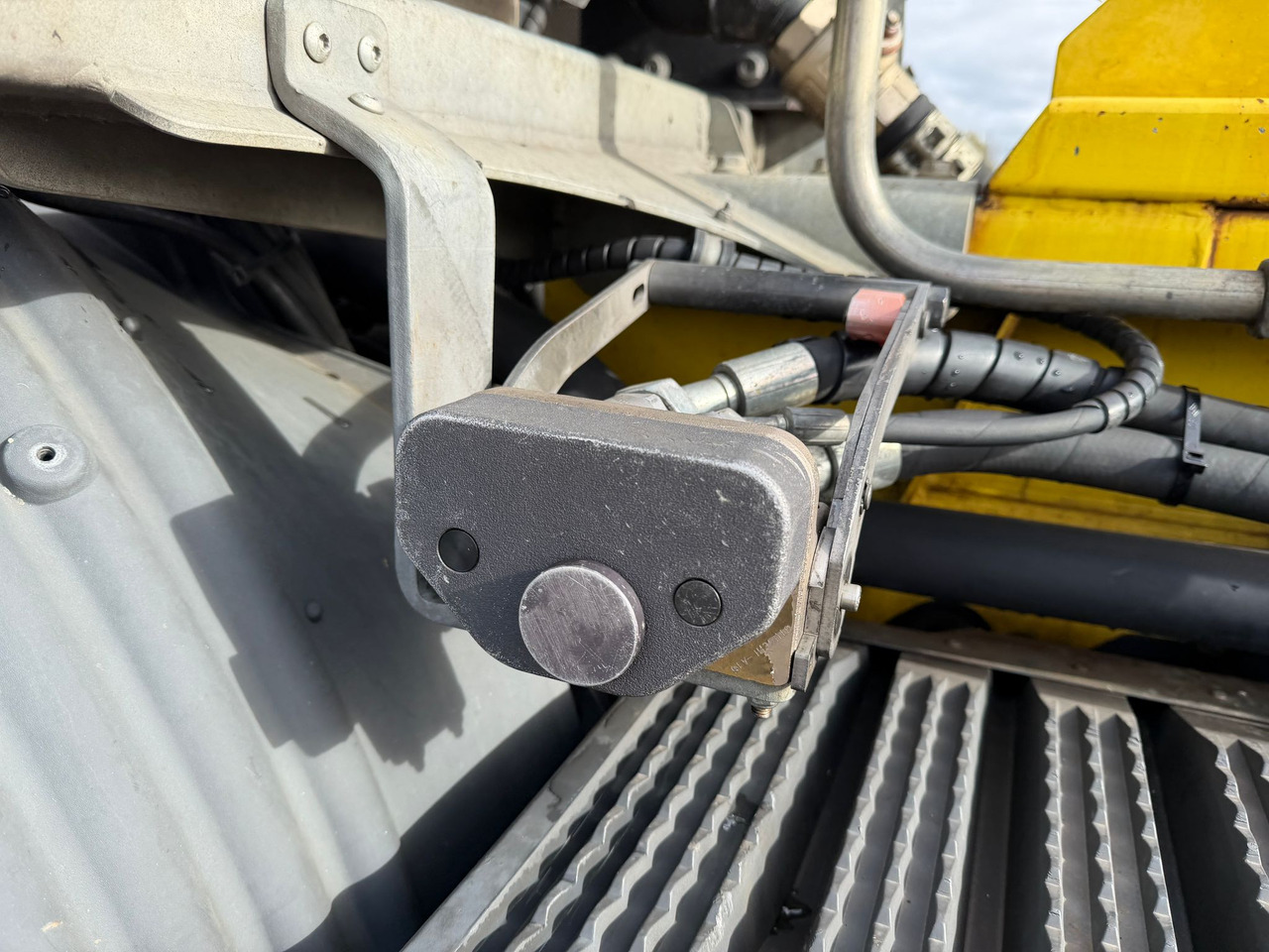 Scania P 410 8x4 Palfinger Getriebeschaden - Camión multibasculante: foto 2 Scania P 410 8x4 Palfinger Getriebeschaden - Camión multibasculante: foto 2