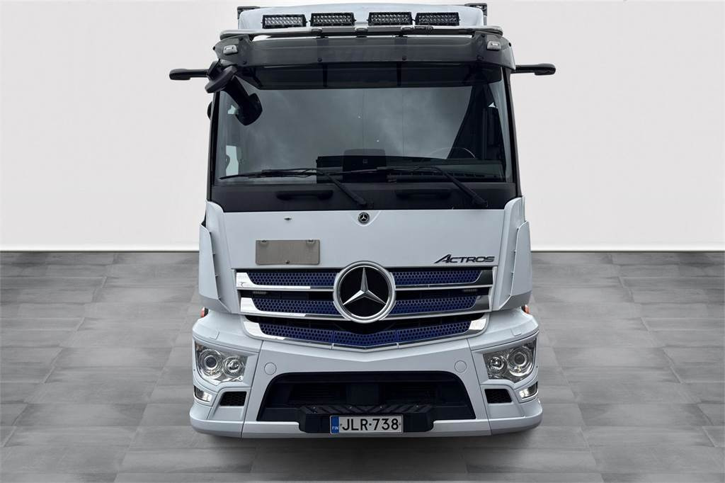 Mercedes-Benz ACTROS 1832 - Camión caja cerrada: foto 2 Mercedes-Benz ACTROS 1832 - Camión caja cerrada: foto 2