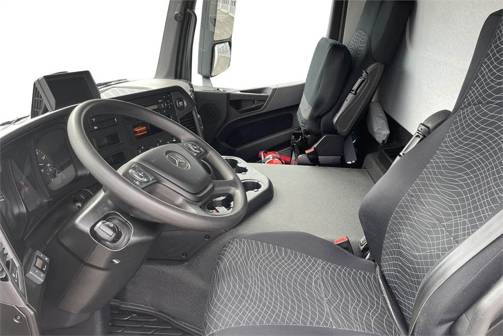Foto del interior 1: Leasing de  Mercedes-Benz Actros 1827 4x2 8,7m umpikori+PL nostin Mercedes-Benz Actros 1827 4x2 8,7m umpikori+PL nostin