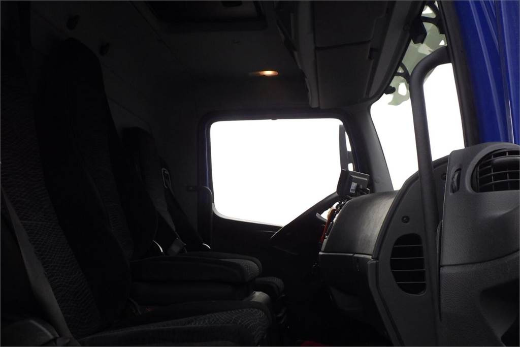 Foto del interior 2: Camión caja cerrada Mercedes-Benz Atego 1323L Ksa-kori + PL