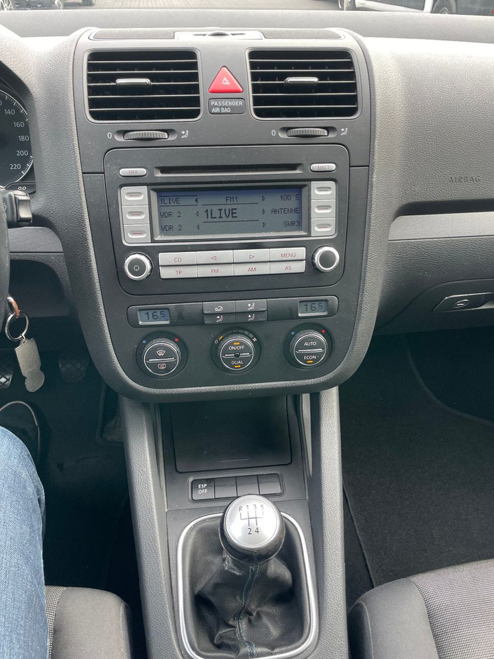 Sedan Volkswagen Golf V Lim. Tour 1.4i: foto 10