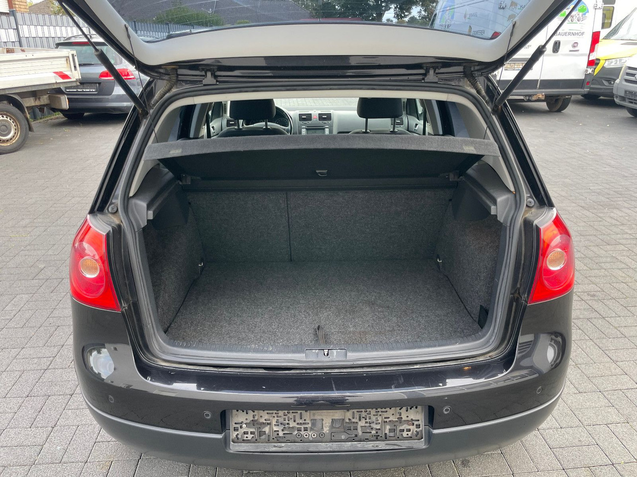 Sedan Volkswagen Golf V Lim. Tour 1.4i: foto 15