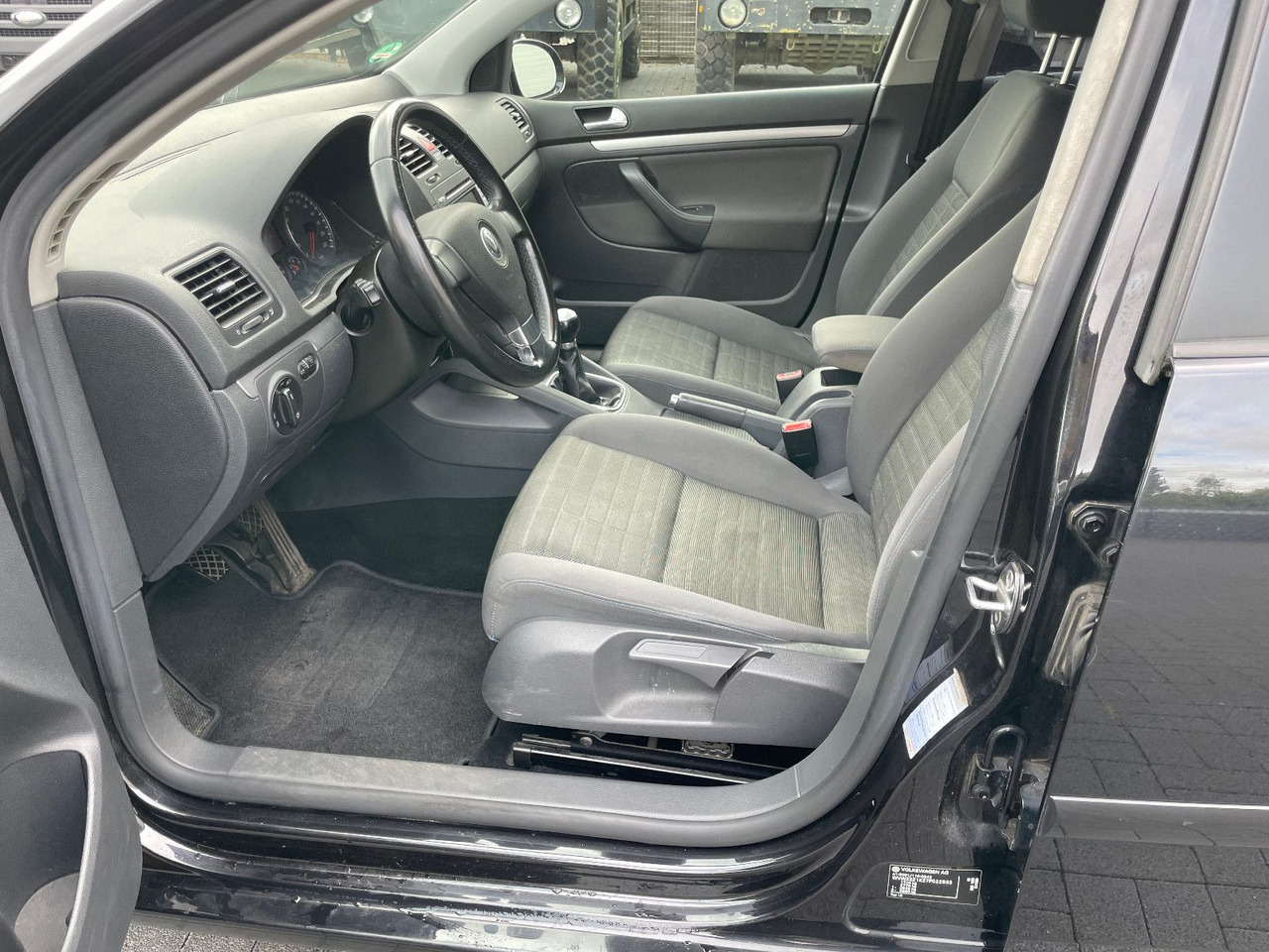 Sedan Volkswagen Golf V Lim. Tour 1.4i: foto 11