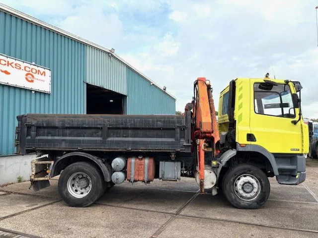 DAF 65 -180ATI 4x4 FULL STEEL 3-WAY KIPPER AND PALFINGER CRANE (EURO 2 / MANUAL GEARBOX / FULL STEEL SUSPENSION / ETC.) - Camión volquete, Camión grúa: foto 4 DAF 65 -180ATI 4x4 FULL STEEL 3-WAY KIPPER AND PALFINGER CRANE (EURO 2 / MANUAL GEARBOX / FULL STEEL SUSPENSION / ETC.) - Camión volquete, Camión grúa: foto 4