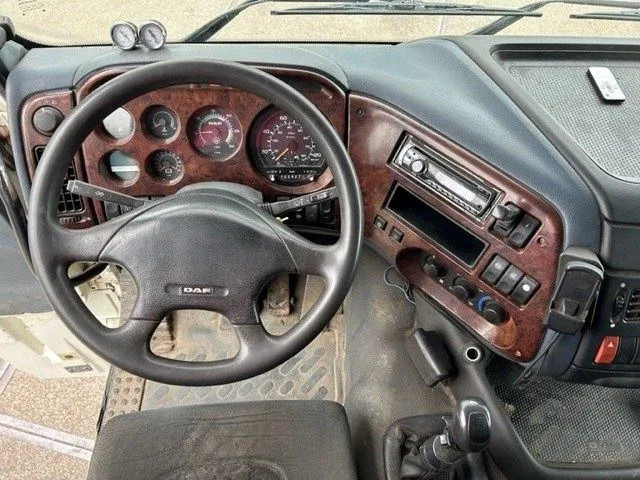 Foto del interior 1: Camión multibasculante DAF 95.480 XF SPACECAB 6x2 WITH HOOK-ARM SYSTEM (EURO 3 / ZF16 MANUAL GEARBOX / ZF-INTARDER / STEEL-/AIR SUSPENSION / AIRCONDITIONIN
