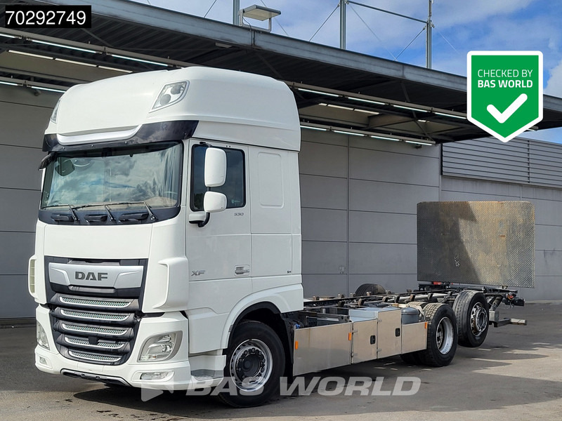 DAF XF 530 XF 6X2 2000kg Ladebordwand Lift+Steering-Axle Navi ACC Euro 6 - Camión chasis: foto 1 DAF XF 530 XF 6X2 2000kg Ladebordwand Lift+Steering-Axle Navi ACC Euro 6 - Camión chasis: foto 1