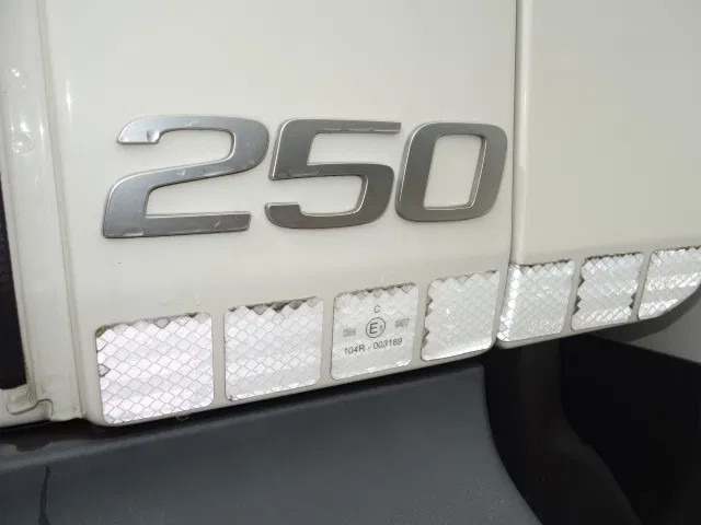 Volvo FL FL250 isothermic box - Camión caja cerrada: foto 2 Volvo FL FL250 isothermic box - Camión caja cerrada: foto 2
