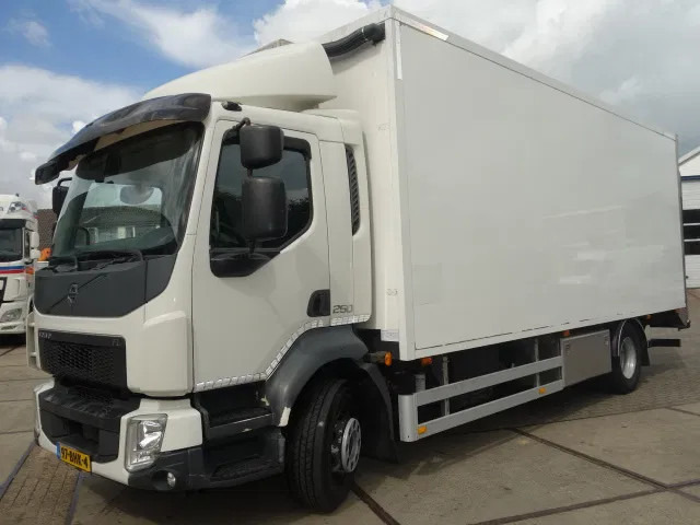 Volvo FL FL250 isothermic box - Camión caja cerrada: foto 1 Volvo FL FL250 isothermic box - Camión caja cerrada: foto 1