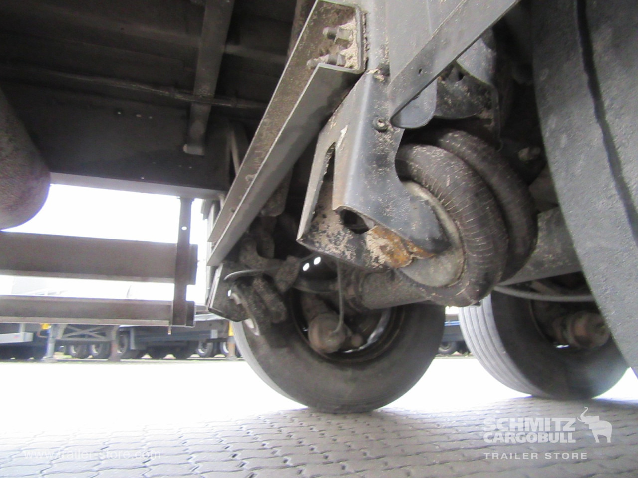 SCHMITZ Auflieger Trockenfrachtkoffer Standard Taillift - Semirremolque caja cerrada: foto 2 SCHMITZ Auflieger Trockenfrachtkoffer Standard Taillift - Semirremolque caja cerrada: foto 2