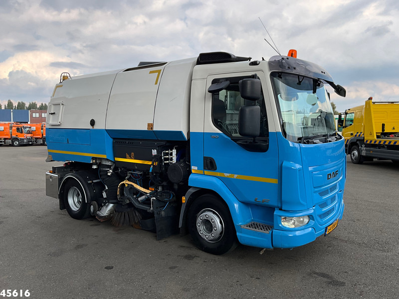 DAF FA LF 180 Euro 6 Johnston VS502 Just 138.807 km! - Barredora vial: foto 4 DAF FA LF 180 Euro 6 Johnston VS502 Just 138.807 km! - Barredora vial: foto 4