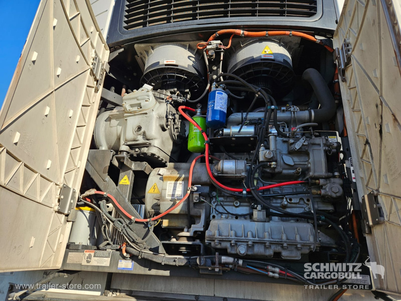 SCHMITZ Reefer Multitemp Taillift - Semirremolque isotérmico: foto 2 SCHMITZ Reefer Multitemp Taillift - Semirremolque isotérmico: foto 2