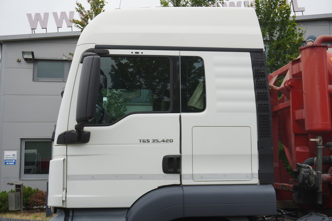 Camión cisterna MAN TGS 35.420 8×2 / NEW septic barrel 13000 L / 3 steered axles: foto 17