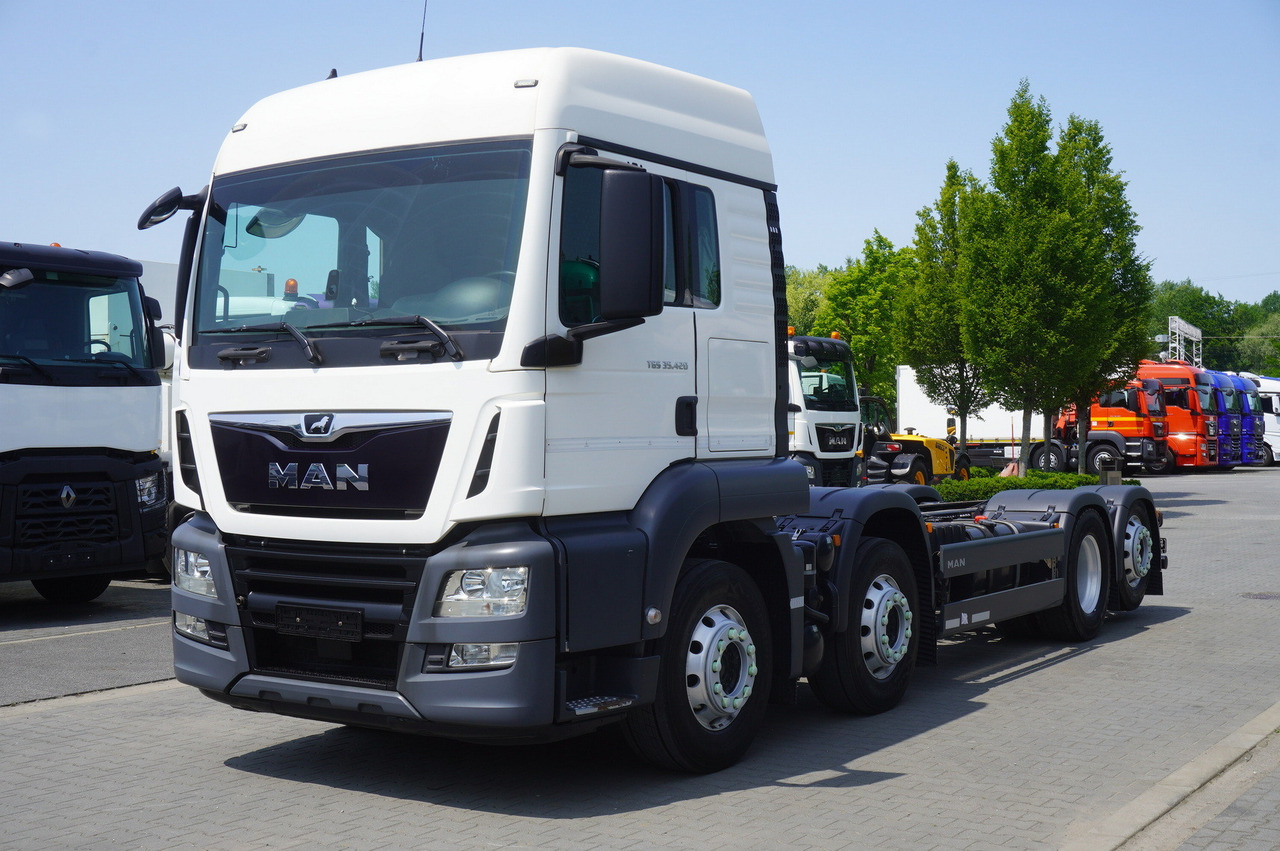 MAN TGS 35.420 8x2 / Chassis 6.4 m / 3 steered axles - Camión chasis: foto 2 MAN TGS 35.420 8x2 / Chassis 6.4 m / 3 steered axles - Camión chasis: foto 2