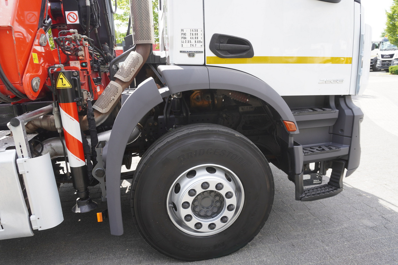 Camión caja abierta, Camión grúa MERCEDES-BENZ AROCS 2633 6x4 / 5.5 T crane FASSI F135 / Tipper 15 EPAL: foto 18
