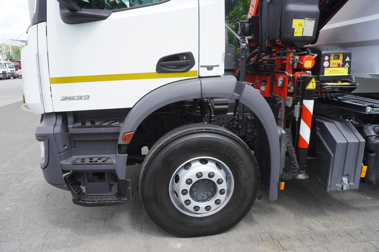 Camión caja abierta, Camión grúa MERCEDES-BENZ AROCS 2633 6x4 / 5.5 T crane FASSI F135 / Tipper 15 EPAL: foto 20
