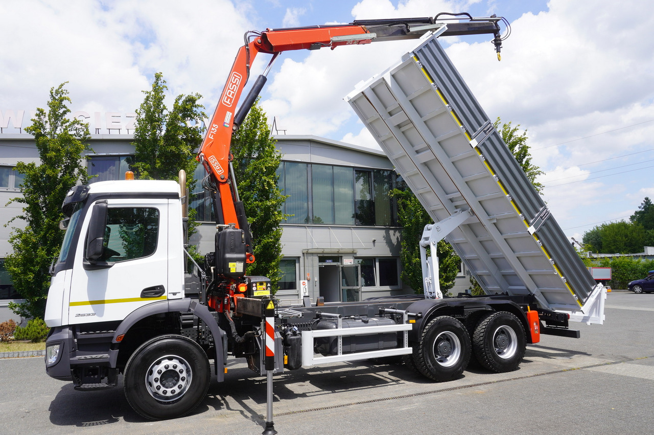 MERCEDES-BENZ AROCS 2633 6x4 / 5.5 T crane FASSI F135 / Tipper 15 EPAL - Camión caja abierta, Camión grúa: foto 5 MERCEDES-BENZ AROCS 2633 6x4 / 5.5 T crane FASSI F135 / Tipper 15 EPAL - Camión caja abierta, Camión grúa: foto 5