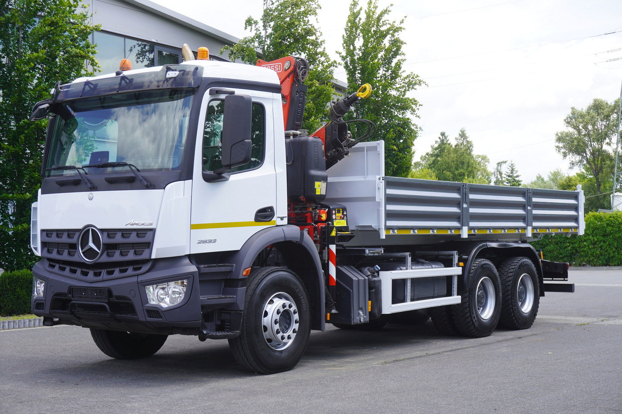 MERCEDES-BENZ AROCS 2633 6x4 / 5.5 T crane FASSI F135 / Tipper 15 EPAL - Camión caja abierta, Camión grúa: foto 2 MERCEDES-BENZ AROCS 2633 6x4 / 5.5 T crane FASSI F135 / Tipper 15 EPAL - Camión caja abierta, Camión grúa: foto 2