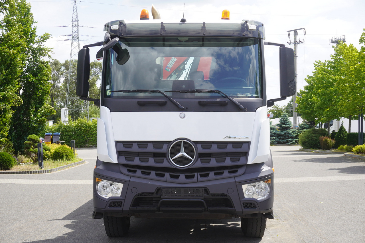 Camión caja abierta, Camión grúa MERCEDES-BENZ AROCS 2633 6x4 / 5.5 T crane FASSI F135 / Tipper 15 EPAL: foto 11