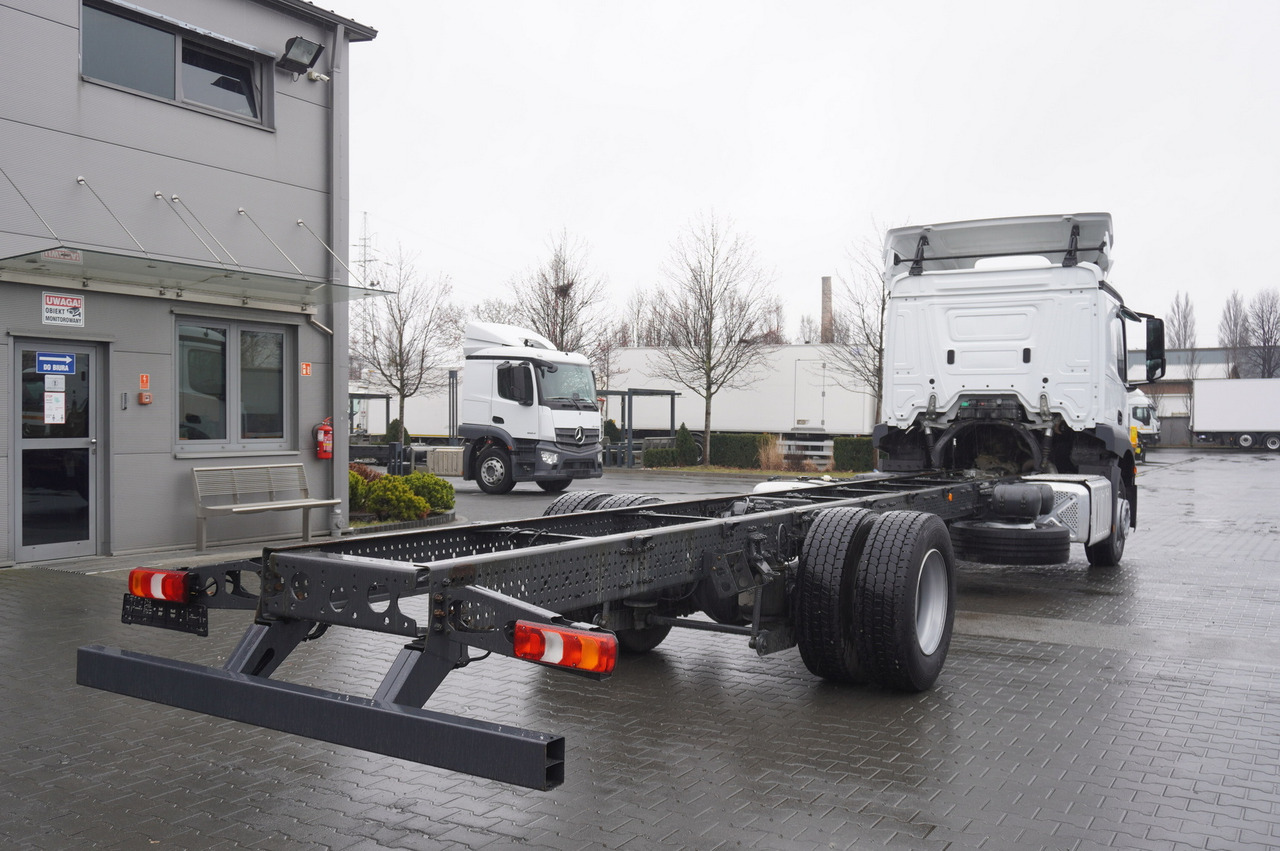 MERCEDES-BENZ Actros 1824 / 9.1 m chassis / sleeping cabin - Camión chasis: foto 3 MERCEDES-BENZ Actros 1824 / 9.1 m chassis / sleeping cabin - Camión chasis: foto 3