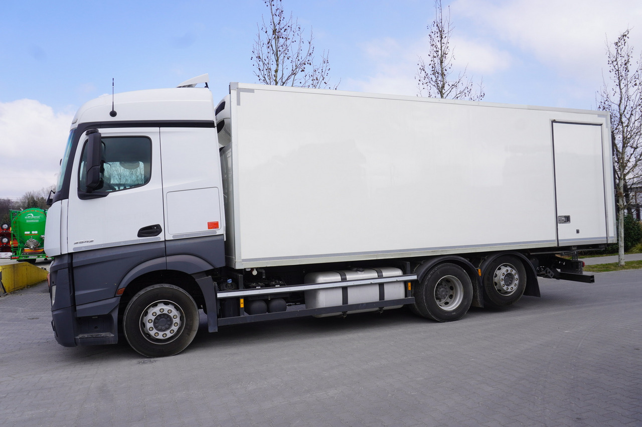 MERCEDES-BENZ Actros 2542 / GIGA cabin / Thermoking 1000R - Camión frigorífico: foto 2 MERCEDES-BENZ Actros 2542 / GIGA cabin / Thermoking 1000R - Camión frigorífico: foto 2