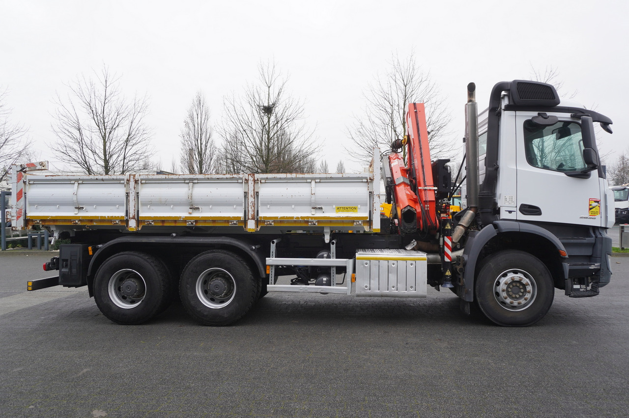 MERCEDES-BENZ Arocs 2636 6x4 / 2-way tipper / Fassi F135A.0.23 / remote control / Rotator - Camión grúa: foto 3 MERCEDES-BENZ Arocs 2636 6x4 / 2-way tipper / Fassi F135A.0.23 / remote control / Rotator - Camión grúa: foto 3