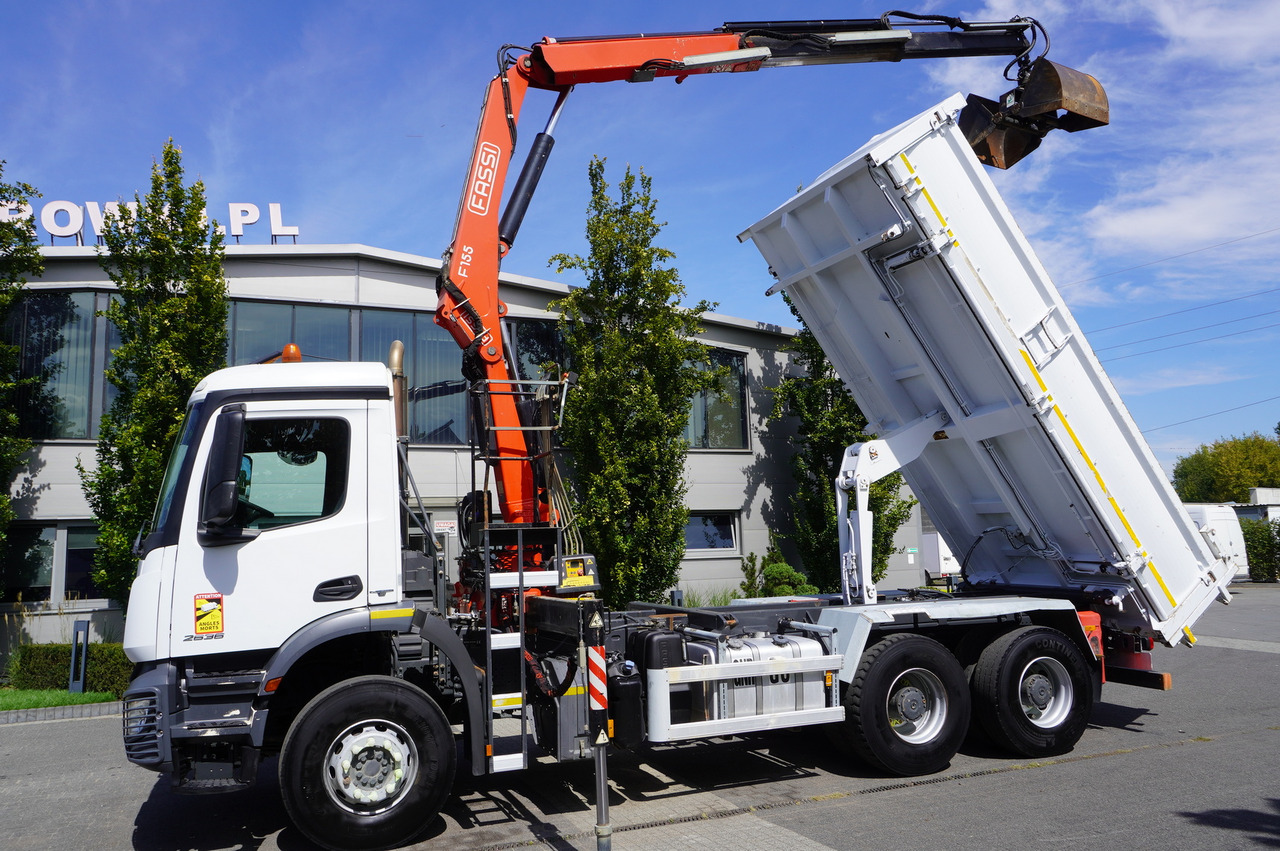 Camión volquete, Camión grúa MERCEDES-BENZ Arocs 2636 / 6x4 / HDS Fassi / 3-Way Tipper / Bortmatic: foto 8