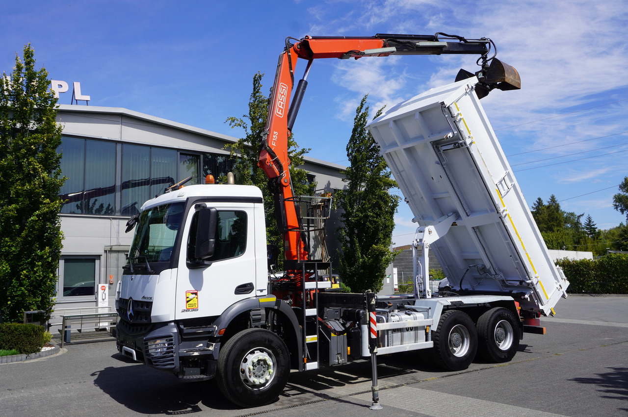 MERCEDES-BENZ Arocs 2636 / 6x4 / HDS Fassi / 3-Way Tipper / Bortmatic - Camión volquete, Camión grúa: foto 1 MERCEDES-BENZ Arocs 2636 / 6x4 / HDS Fassi / 3-Way Tipper / Bortmatic - Camión volquete, Camión grúa: foto 1