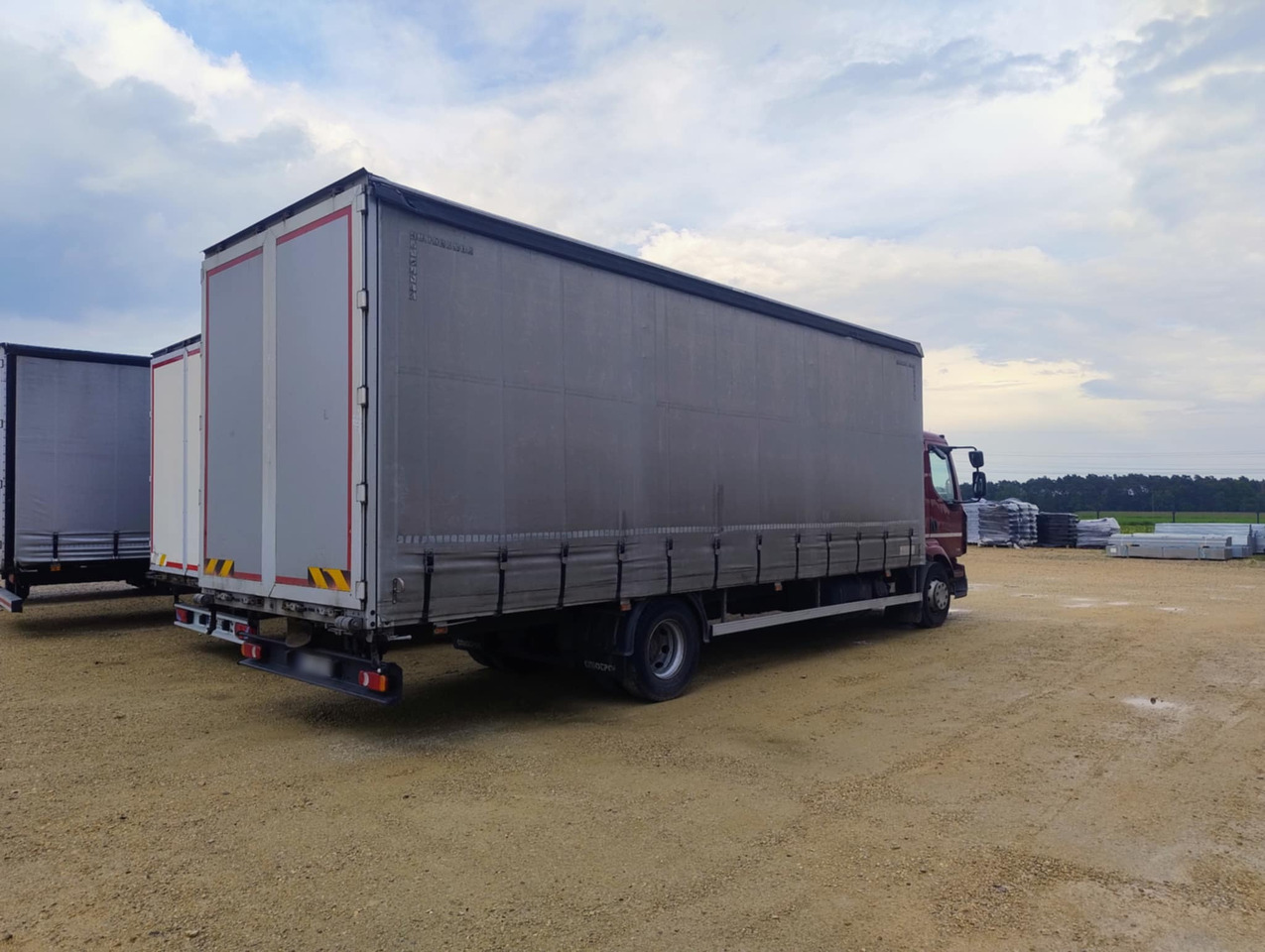 RENAULT Midlum 300 / Curtain 18 EPAL / Sleeping cab - Camión lona: foto 3 RENAULT Midlum 300 / Curtain 18 EPAL / Sleeping cab - Camión lona: foto 3