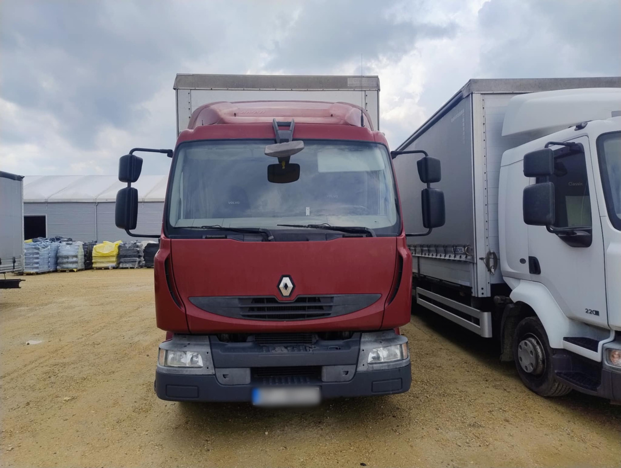 RENAULT Midlum 300 / Curtain 18 EPAL / Sleeping cab - Camión lona: foto 2 RENAULT Midlum 300 / Curtain 18 EPAL / Sleeping cab - Camión lona: foto 2